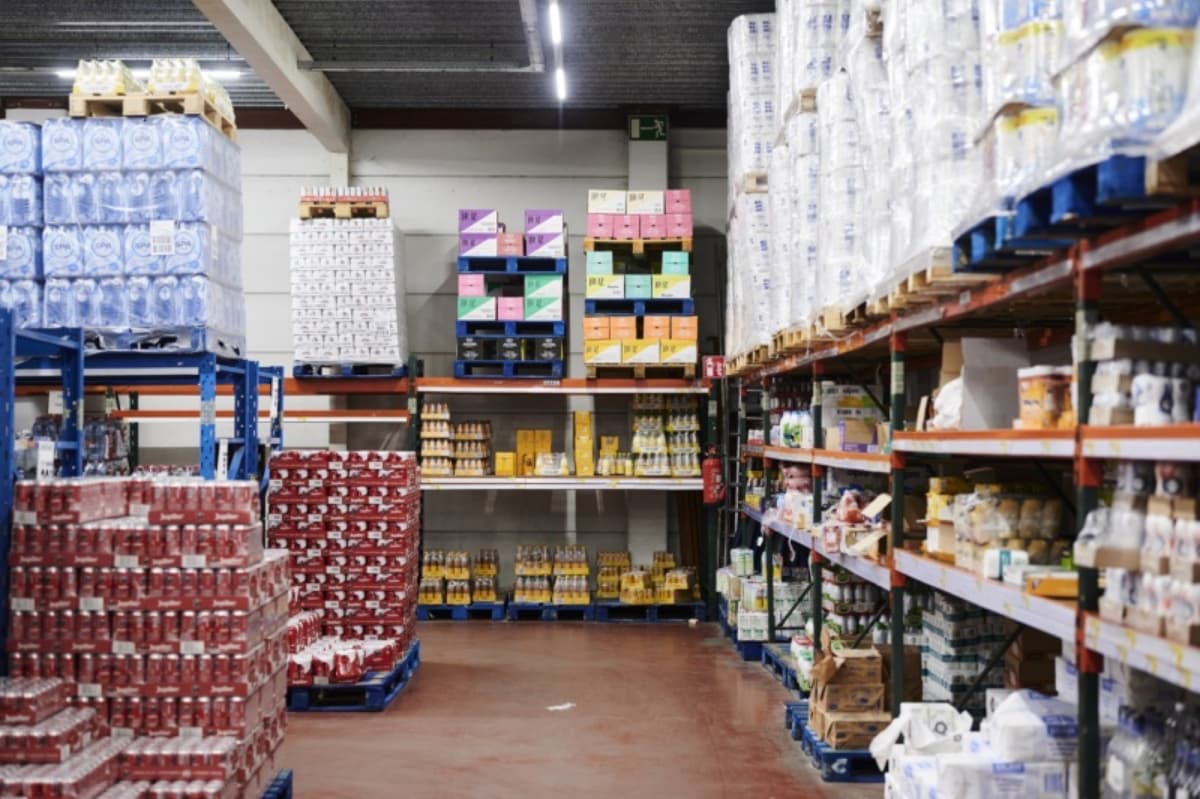 Magazijn met paletten